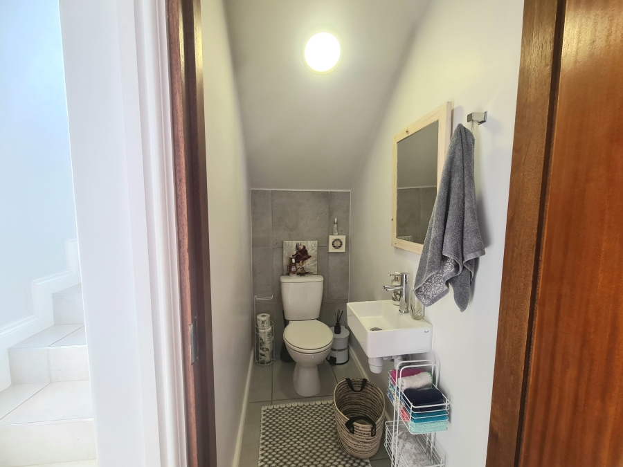 To Let 4 Bedroom Property for Rent in Hartenbos Heuwels Western Cape